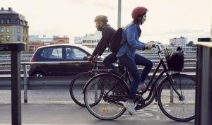 Deux vélos sur une piste cyclable 