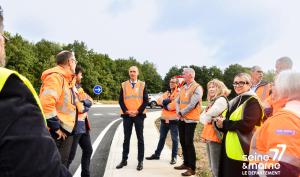 Oliver Lavenka avec les agents des routes 