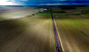 Route avec piste cyclable en pleine campagne