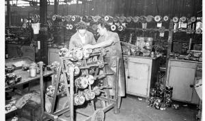 Deux ouvriers dans une usine