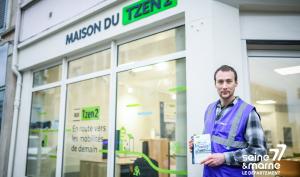 un ambassadeur du Tzen2 devant la Maison du Tzen 2 à Melun