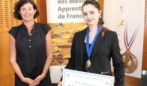 Une lauréate du concours "Un des meilleurs apprentis de France" avec une élue du conseil départemental de Seine-et-Marne