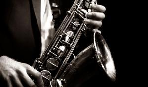 musicien de jazz jouant du saxophone