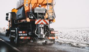 Intervention des agents des routes avec la saleuse