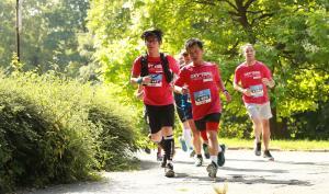 Des coureurs dans un parc