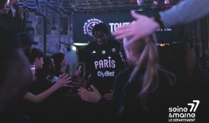 Joueur de basket à l'Accor Arena à Paris
