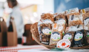 Paquets de pâtes locales dans un panier