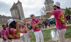 Musiciens dans la cour du château de Blandy-les-Tours