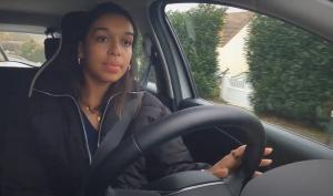 Une femme conduit une voiture