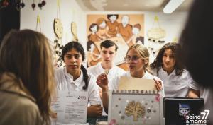 Des jeunes collégiens seine-et-marnais montrent leur projet d'entreprise