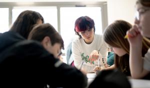 une artiste avec des collégiens pour écrire une chanson