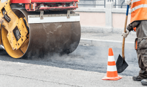 Travaux d'enrobés sur une route