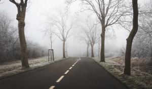 route déserte en hiver