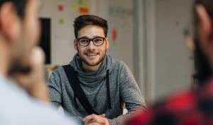 Un jeune homme à un entretien d'embauche