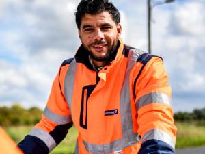 Un agent des routes en tenue de travail