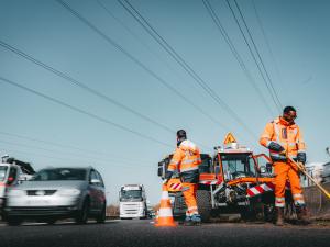Des agents des routes sécurisent une route