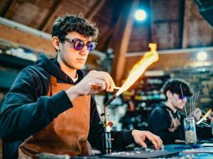Un jeune artisan fond du verre