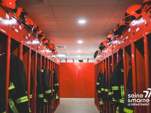 Vestiaires d'un caserne des pompiers 