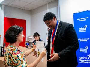 Remise d'un diplôme à un lauréat