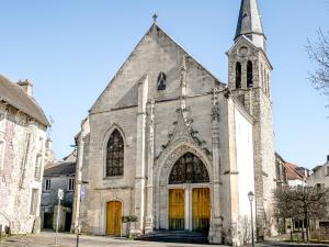 Façade extérieure de la Collégiale Notre-Dame à Dammartin