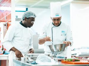Un chef de cuisine et son apprenti