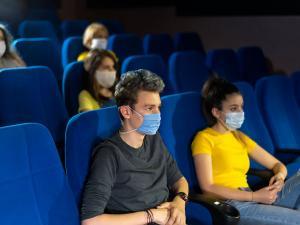 Des adolescents dans une salle de cinéma