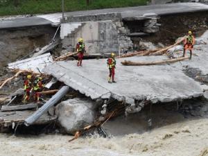 Routes démolies par la tempête Alex