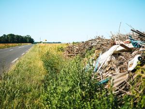 Dépôts sauvages sur le bord d'une route