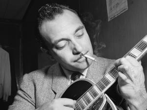 Django Reinhardt jouant de la guitare