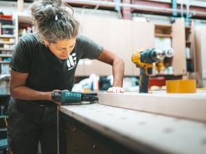 Une femme fait de la menuiserie dans un atelier