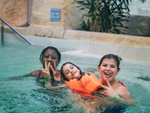 Des enfants jouant dans l'eau