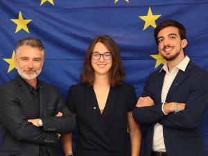 Equipe de travail devant le drapeau de l'Union européenne