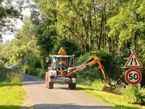 Fauchage de l'herbe aux abords d'une route