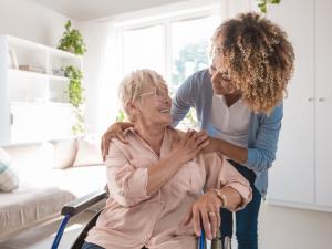 Une personne âgée accompagnée par une personne