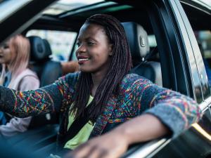 Des personnes en covoiturage dans une voiture