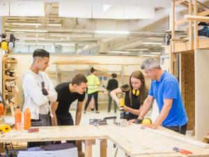 Des étudiants en formation pour apprendre les métiers du bâtiment