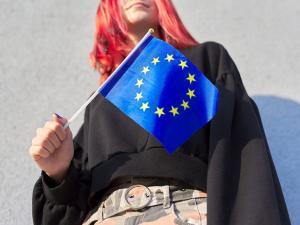 Une adolescente avec le drapeau de l'Union européenne