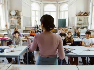 Une enseignante donne cours en classe