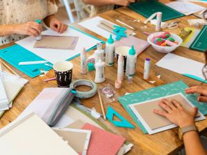 Atelier d'art décoratif avec du papier et de la colle