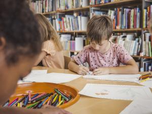Enfant qui dessine à l'école