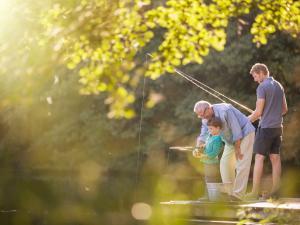 Un père pêche avec son fils et son grand-père