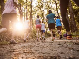 Un groupe de sportifs en train de courir