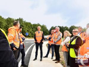 Oliver Lavenka avec les agents des routes 