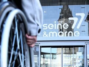 Une personne dans un fauteuil roulant