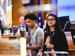 Deux collégiens prennent la parole