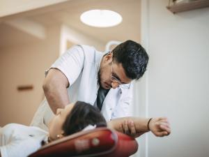 Masseur-kinésithérapeute avec un patient