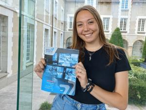 Une femme avec le Seine & Marne Mag du Département de Seine-et-Marne