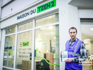 un ambassadeur du Tzen2 devant la Maison du Tzen 2 à Melun