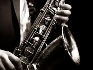 musicien de jazz jouant du saxophone