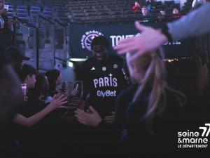 Joueur de basket à l'Accor Arena à Paris